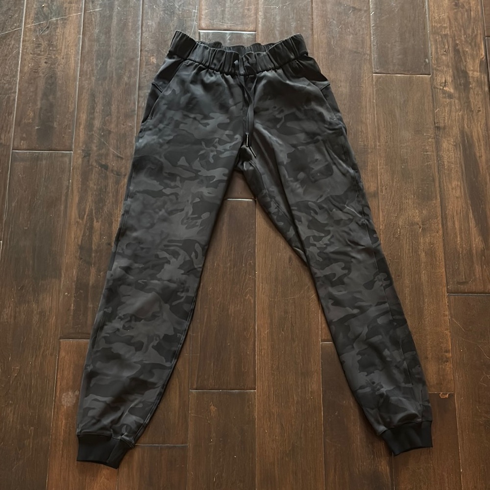 Lululemon On the Fly Pants Joggers Size 2, Black and Grey Camo.